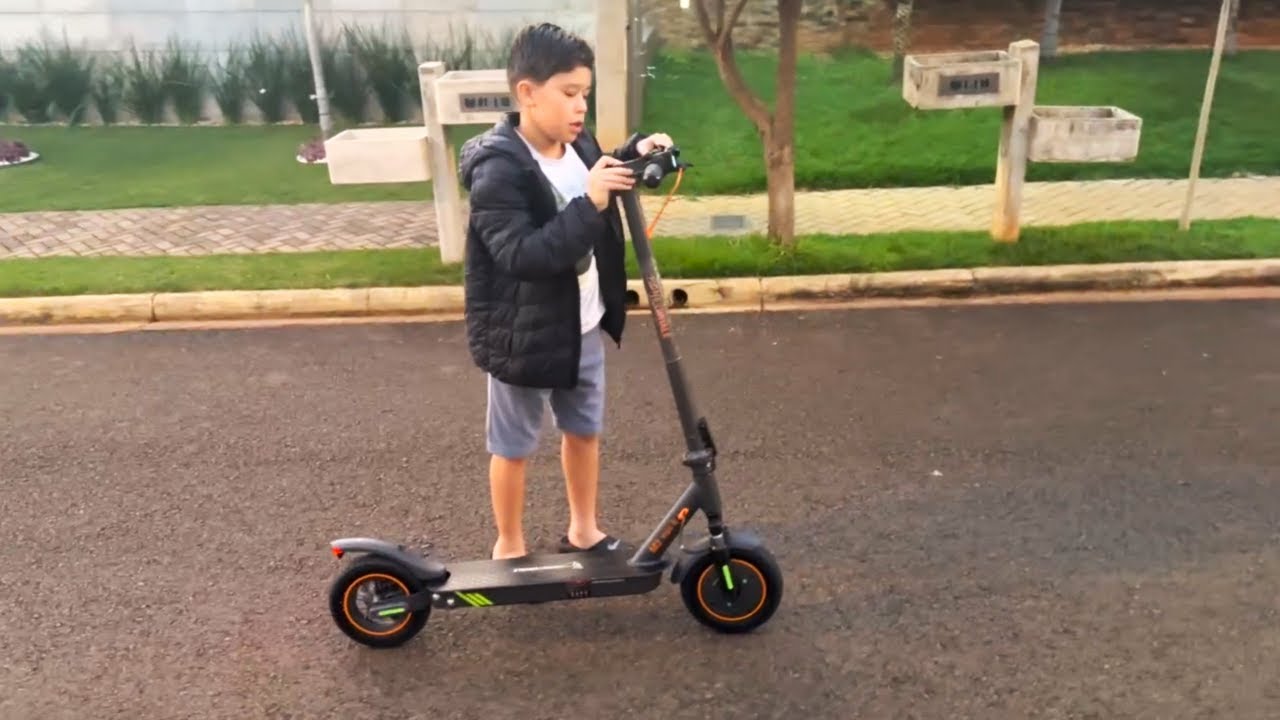 Rafael ganhou um Patinete Elétrico Honeywhale de aniversário - Primeira volta
