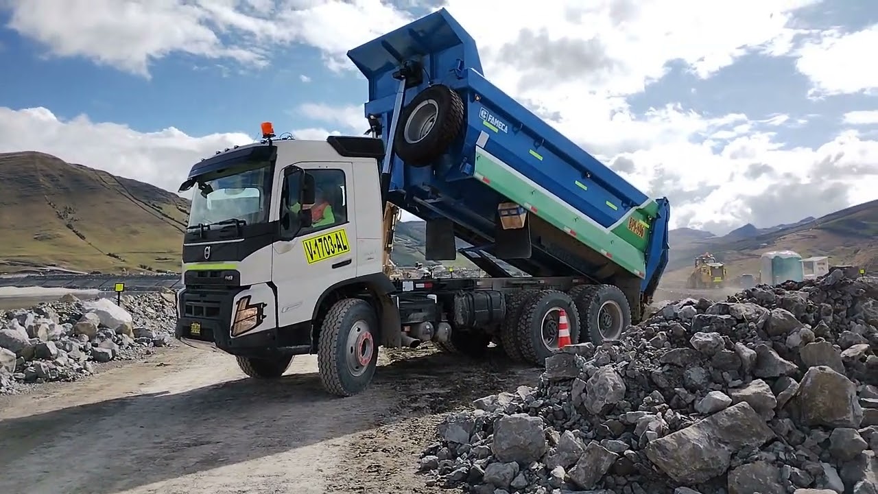 Así se descarga un volquete en operaciones.