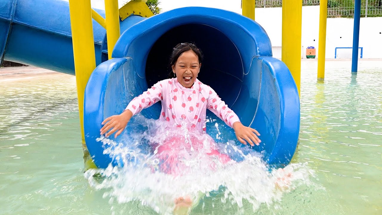 Drama Keysha Dan Sheena Mau Berenang - Kids Playing Water Slide In The Swimming Pool