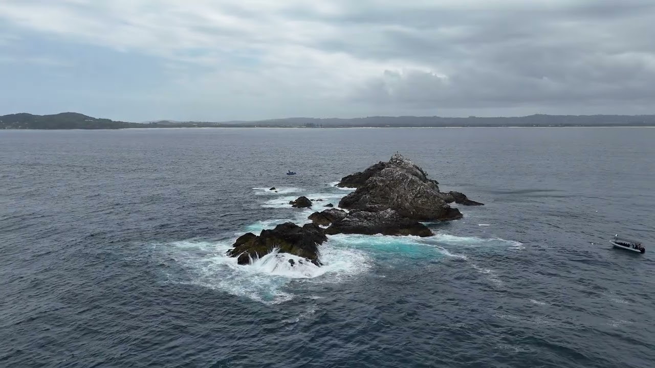 BYRON BAY: JULIAN ROCKS by Drone (DJI Mini Pro4)