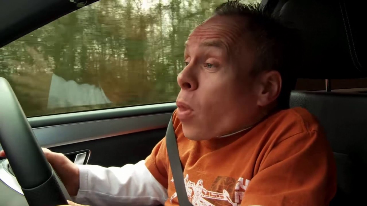 Warwick Davis kills a class of kids