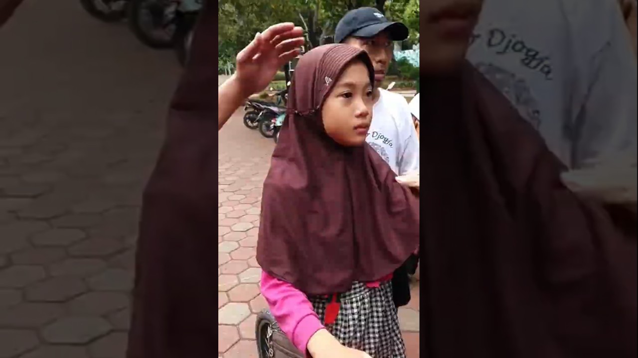 Anak Kecil Penjual Cilok Hanya bisa Menangis setelah Ditipu