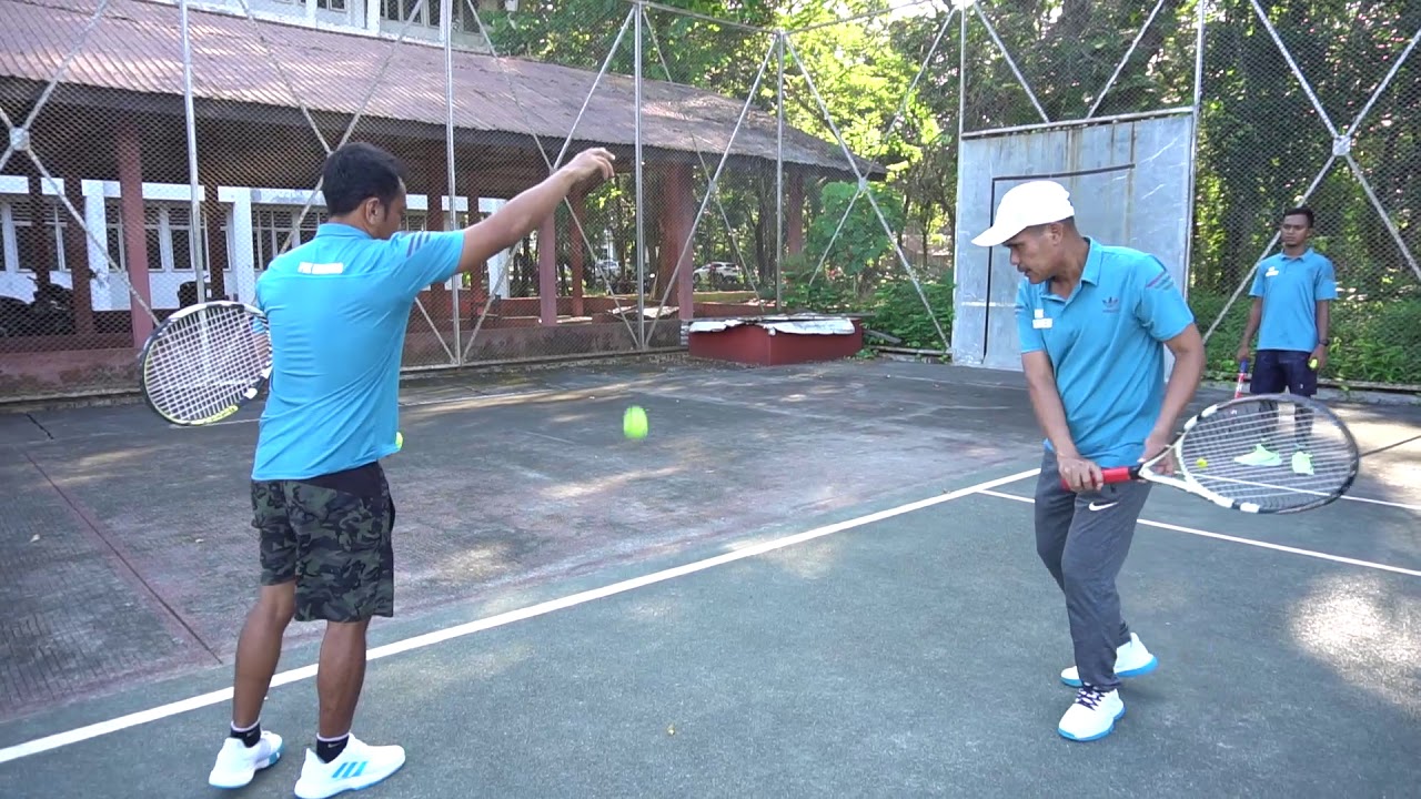 Backhand satu tangan dan Dua Tangan