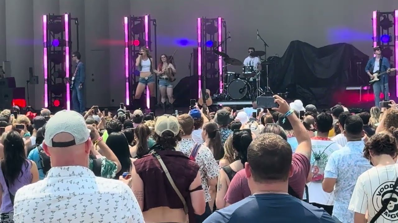 Dasha at lolla last song “Austin” LIVE