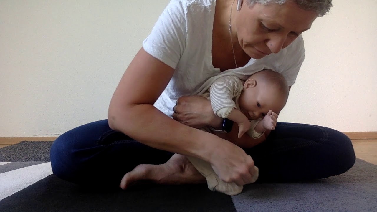 Aufnehmen und Ablegen eines Neugeborenen - Kinästhetik Infant Handling