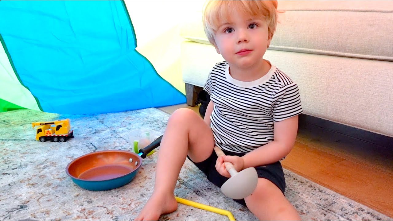 Flynn Teaches Me To Cook An Egg!