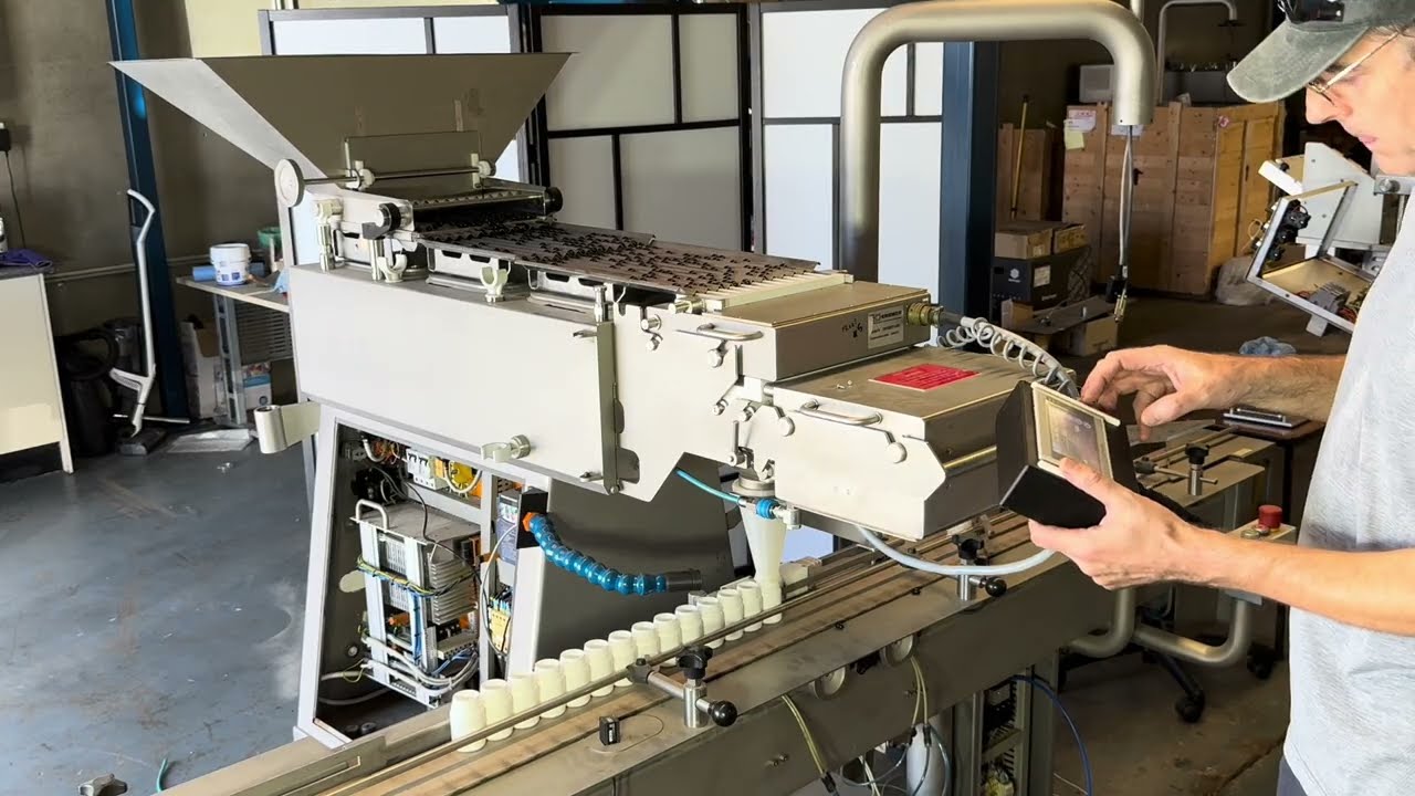 Diagnosing an older type CF1220 with hand-held-terminal (HHT) before upgrading.