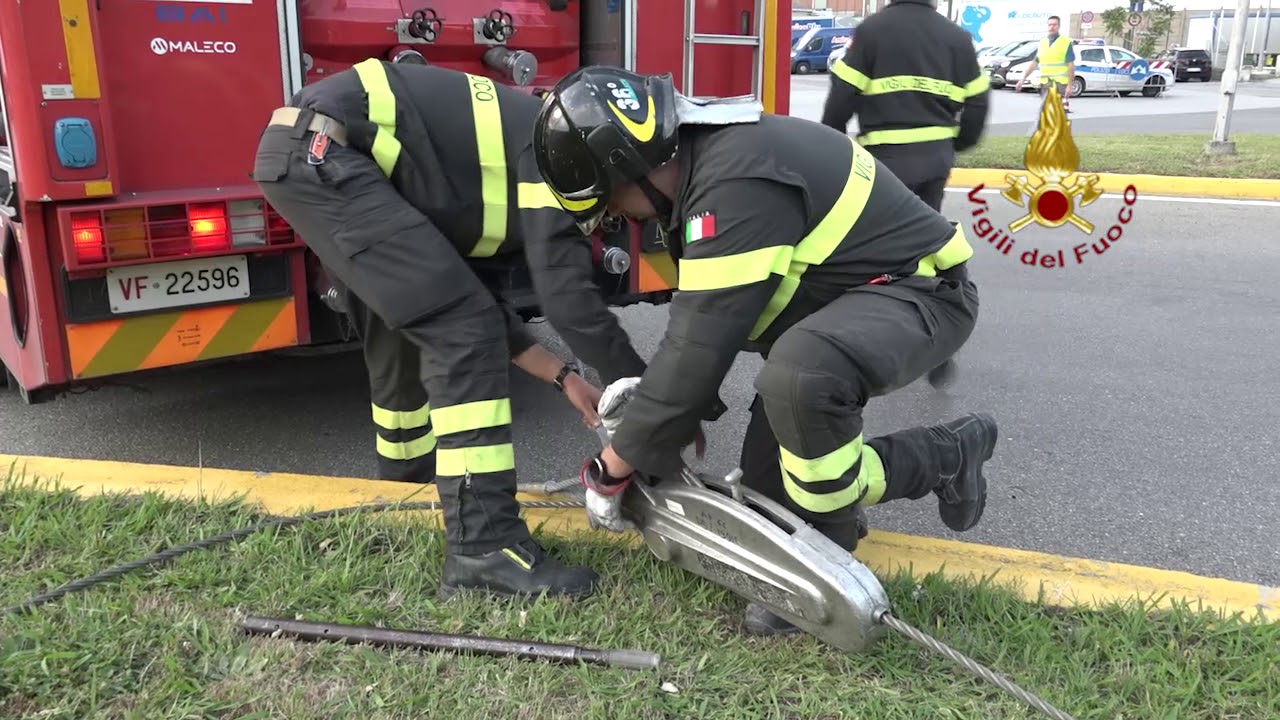 Camion ribaltato in aeroporto. L'intervento dei vigili del fuoco