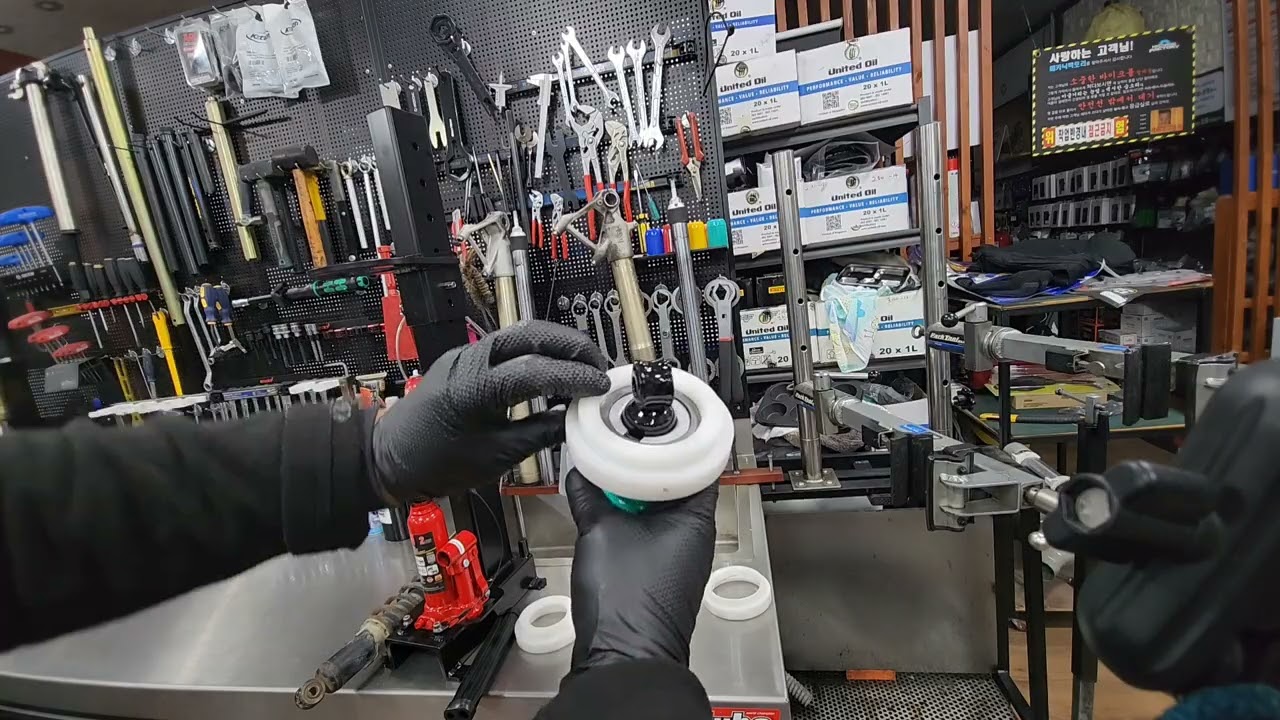 Rear shock absorber spring compressor