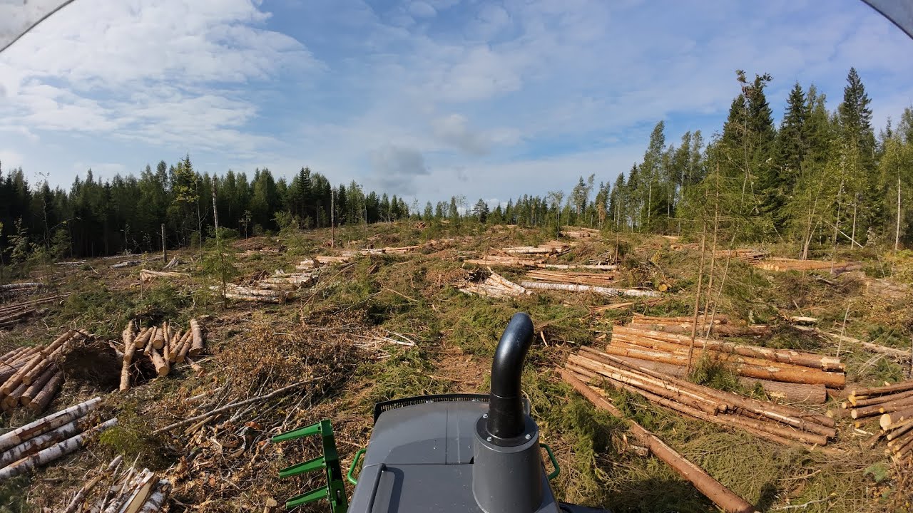 Aukon ajoa mukavassa loppukesän kelissä John Deere 1510G