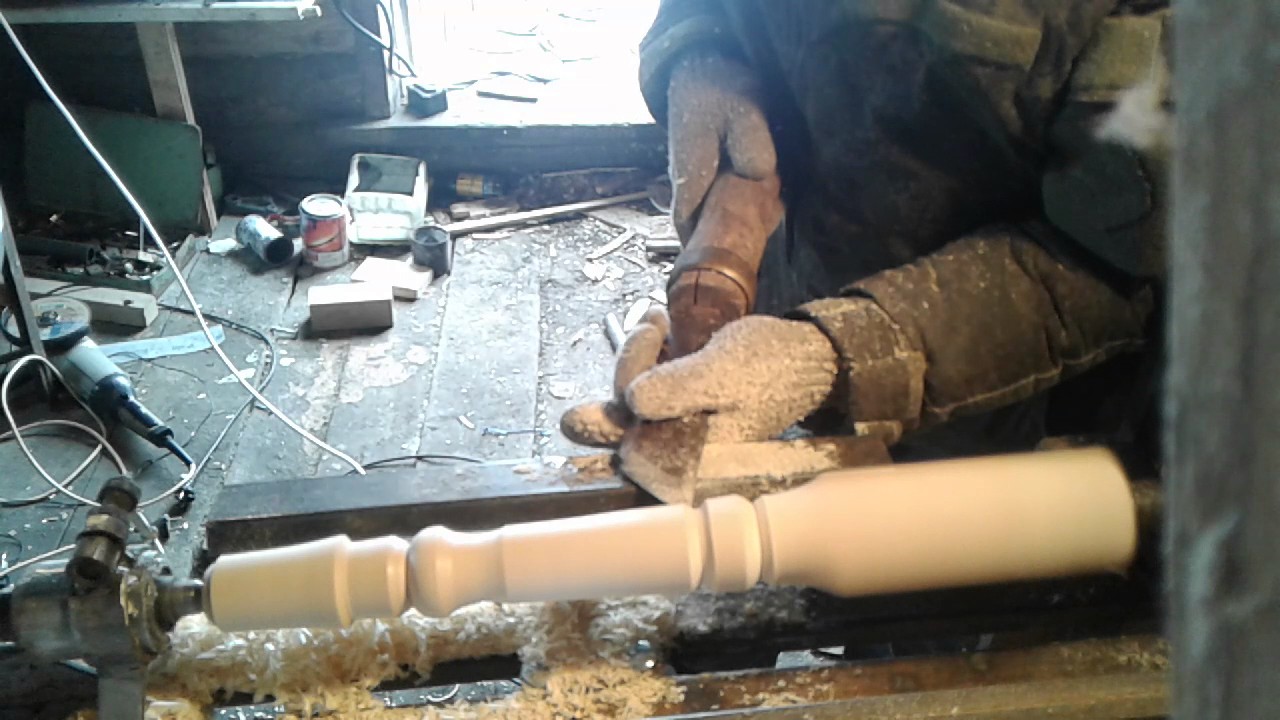 Точение ножки для табуретки на самодельном токарном.Turning the legs for a stool on self-made lathe.