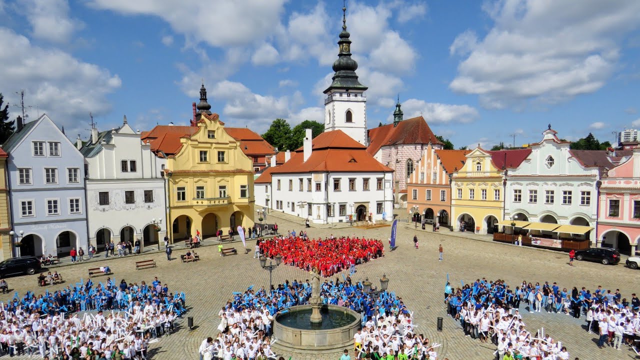 PELHŘIMOV: Obrovská tančící číslice 800