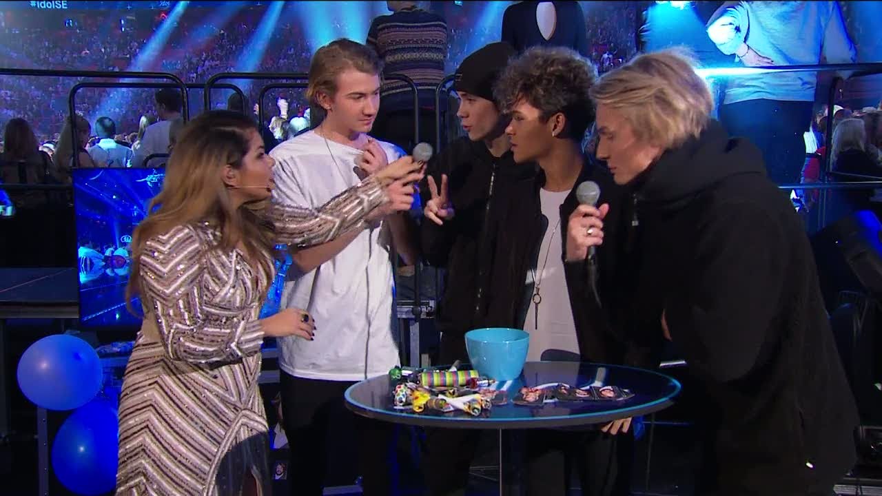 Arantxa Alvarez intervjuar the Fooo Conspiracy under Idolsfinalen försnack - Idol Sverige (TV4)