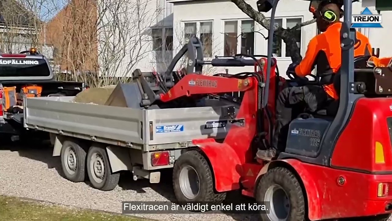 Ljungby Trädgårdsservice kör Trejon Flexitrac 1126 LRF