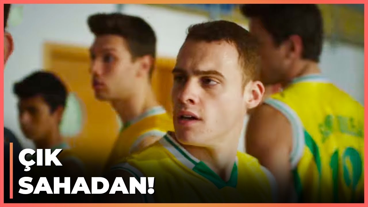Aksel Yüzünden Cihan, Kerem'i Maçtan Attı! - Güneşi Beklerken 21. Bölüm