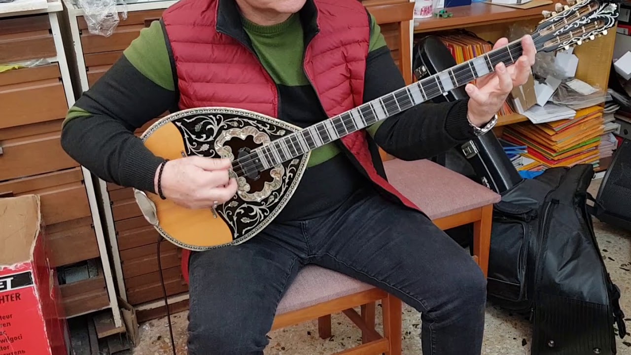 Λευτέρης Λαζάρου δοκιμάζοντας το μαγνήτη Q