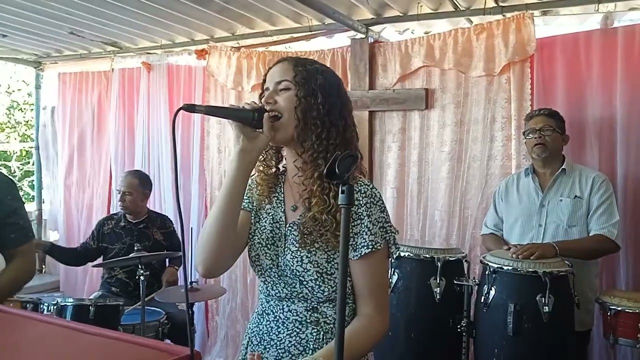 Daniela ama a Dios y canta como los ángeles. 