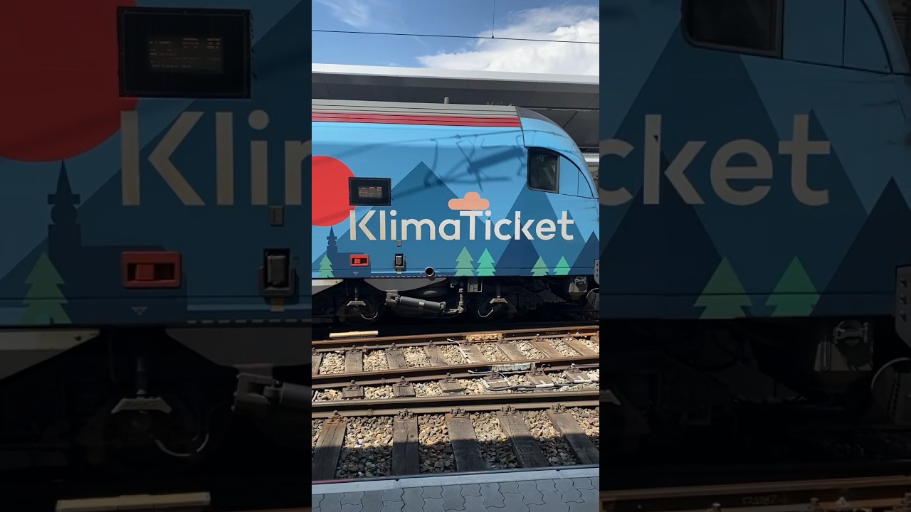Die #oeamtc #1116 zieht den #klimajet . Ein #sinnbild : #Autolobby vor den gr&uuml;nen #Zug gespannt