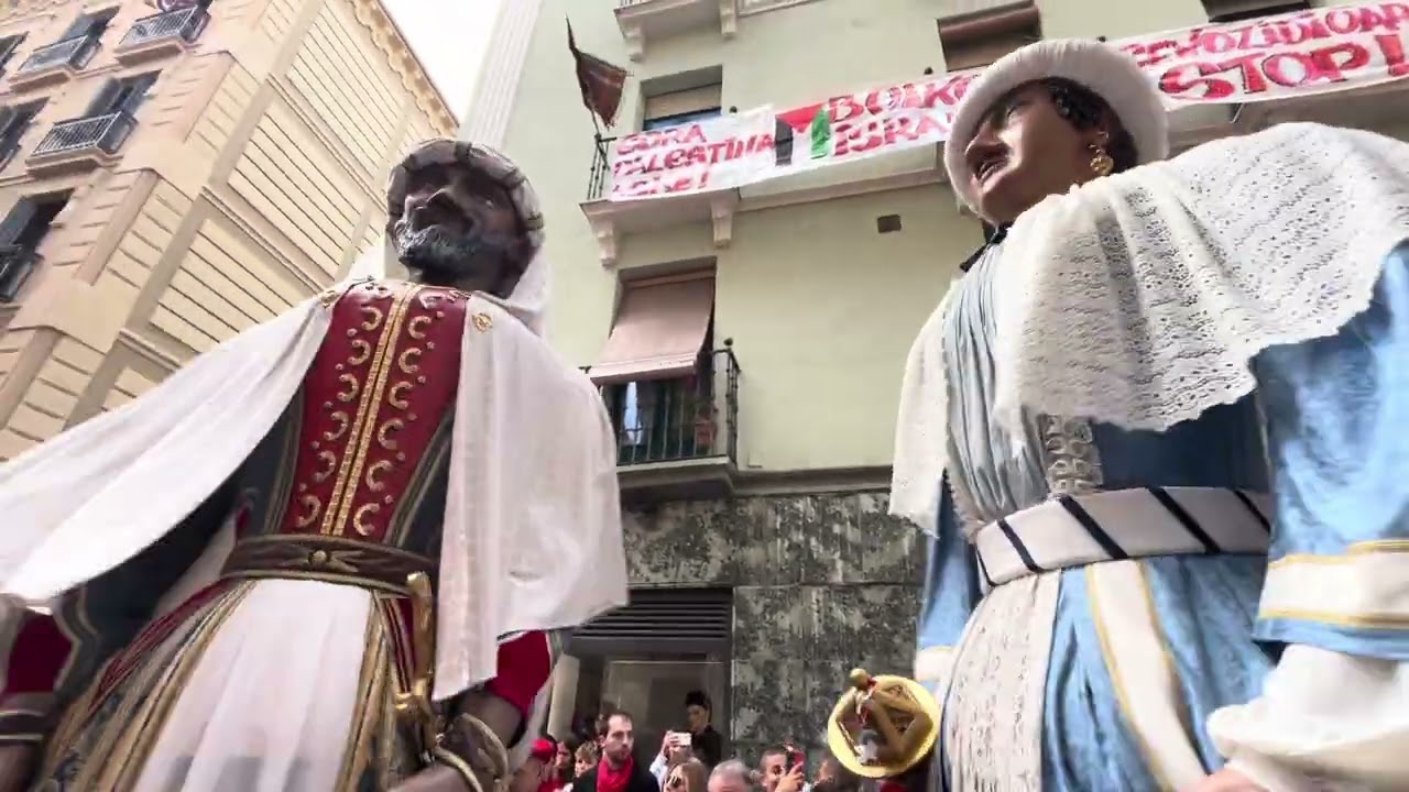 Iruñeko erraldoiak. Gigantes de Pamplona. Dantza. Vals. 8 de julio del 2025. Gaiteros Haizaldi.