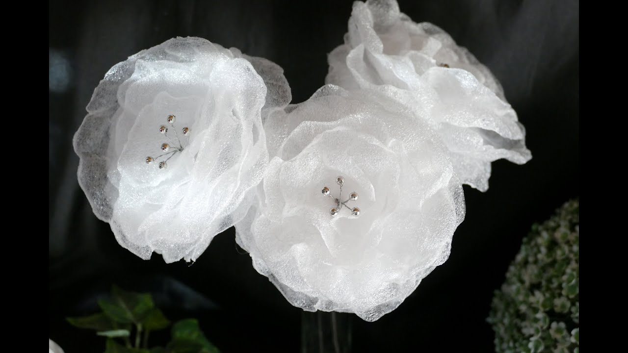DIY superschöne Blüten aus einer Schaumfolie und weißem Backpapier – DIY super beautiful flowers
