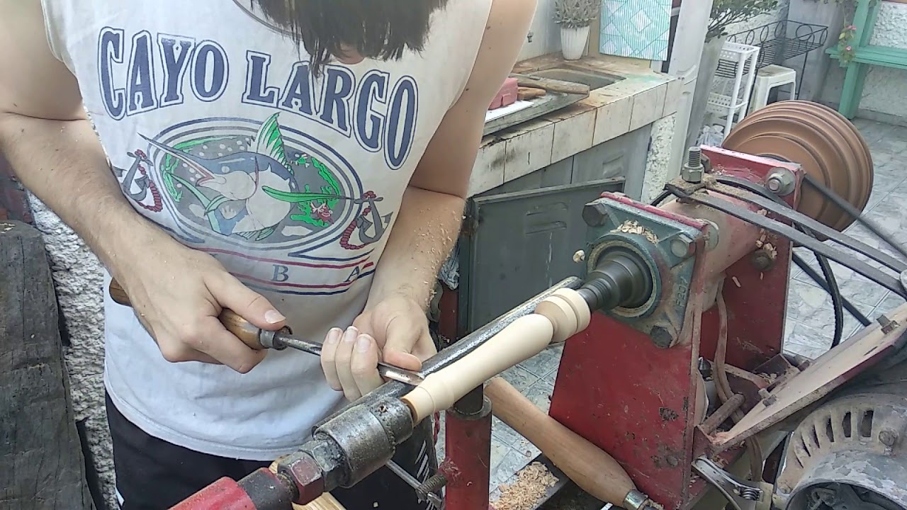 Torneando un mango de fresno para herramienta.