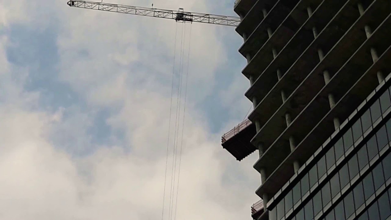 MILANO, torre PWC) allungamento braccio fino a 70 metri GRU POTAIN MDT 308  montaggio ultima zavorra