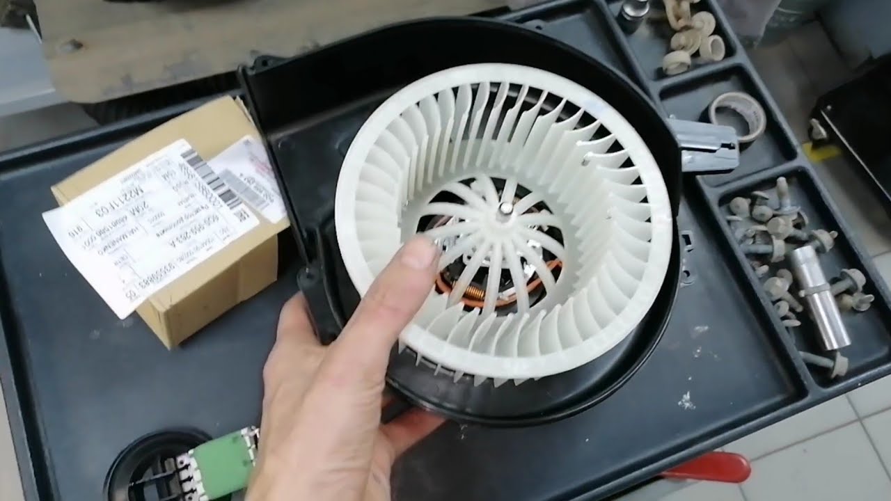 Skoda FABIA  снятие  приточного вентилятора салона.