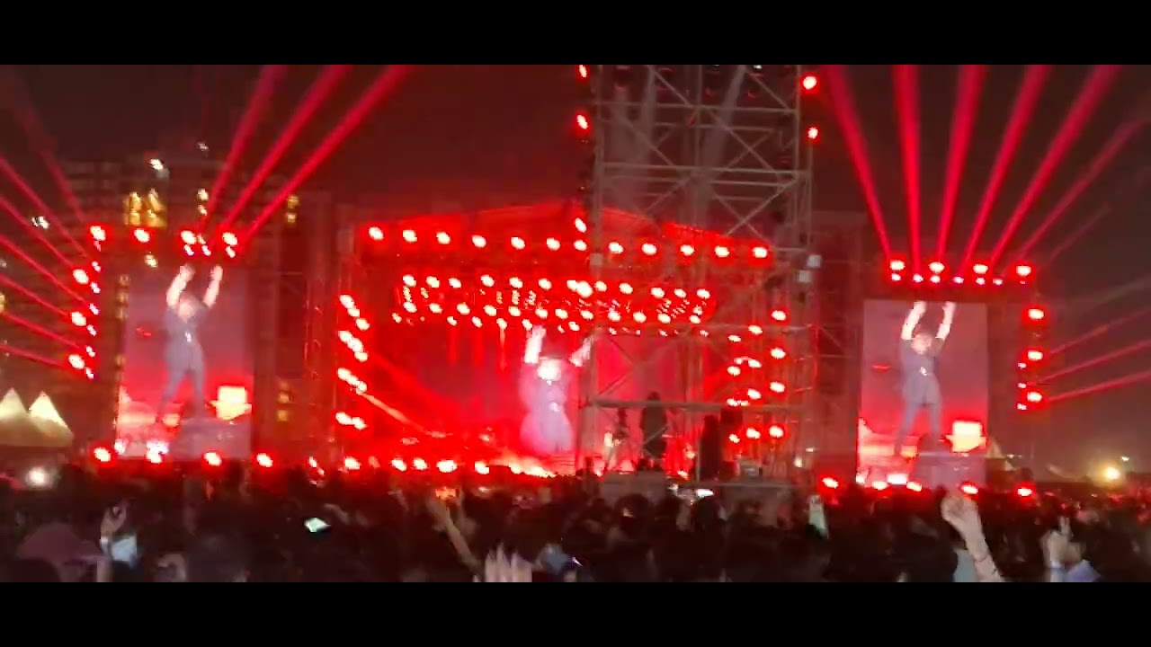 Sunidhi Chauhan makes sure that interval is also rocking in her concert 😎 singers full of energy 👌 