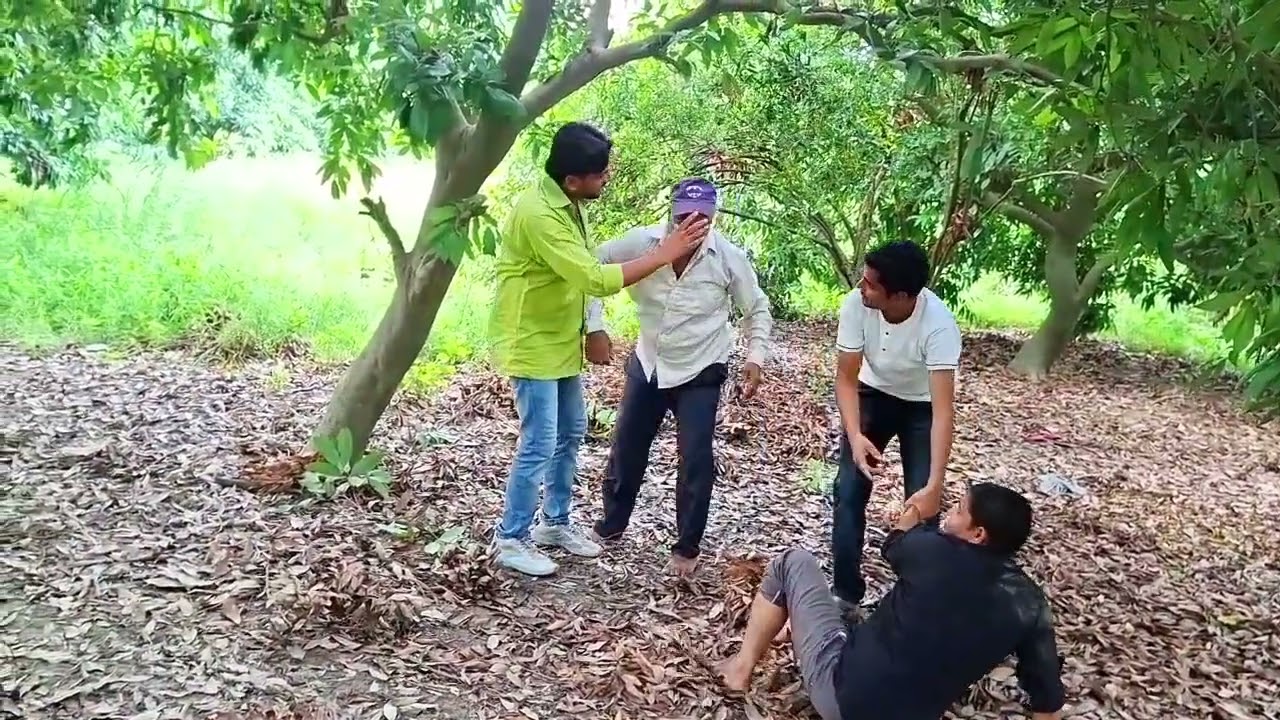 आम चोरी करने वालों की पिटाई