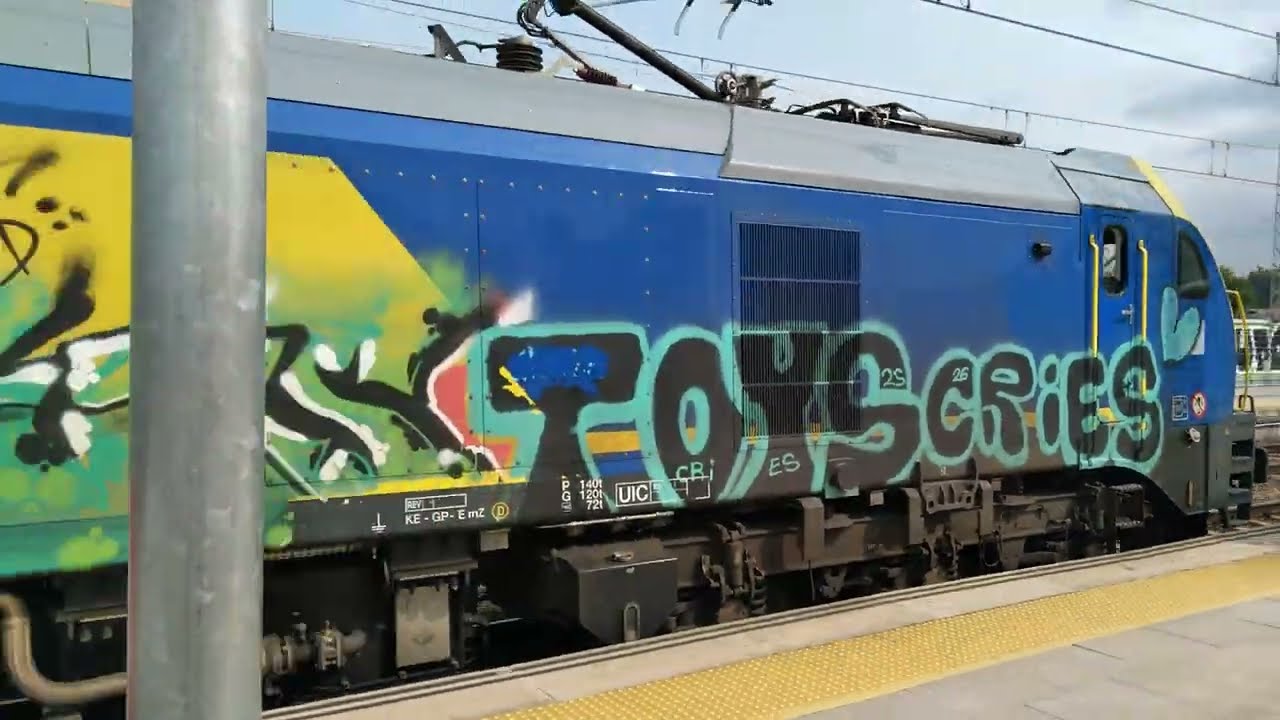 Stadler 256-219 con Teco Continental Maersk hacia Coslada y 446-046, muy grafiteadas. 3/6/2025.