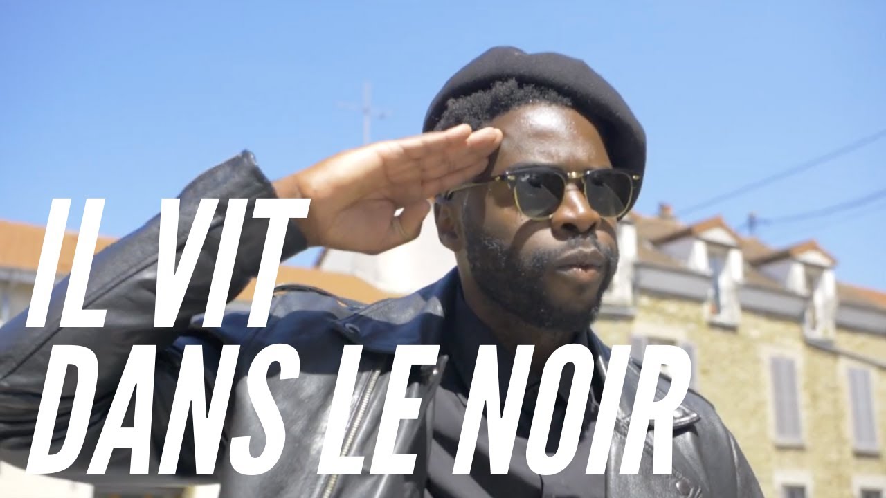 IL VIT DANS LE NOIR