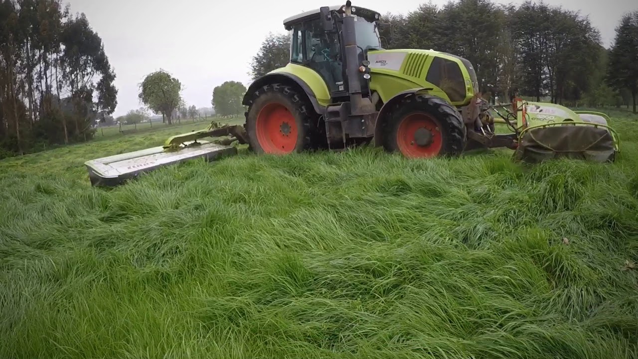 Tractor Claas con tres segadoras