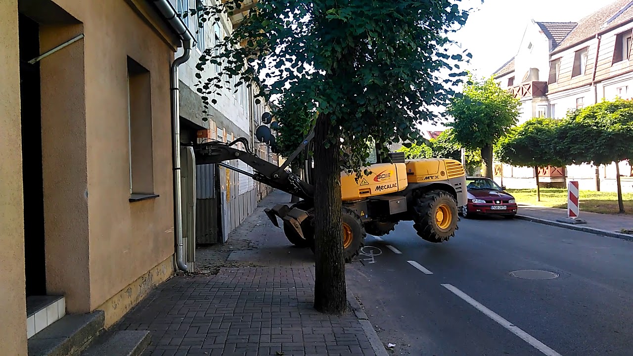 Mecalac 12MTX - podawanie palety przez bramę garażową