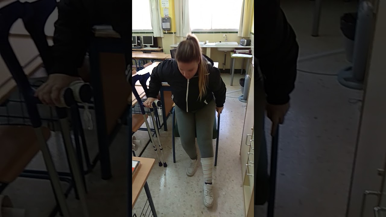 27. H. Levantarse de la silla con dos muletas