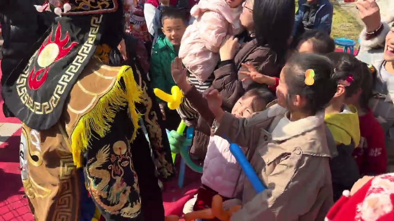 九九观看川剧变脸的表现