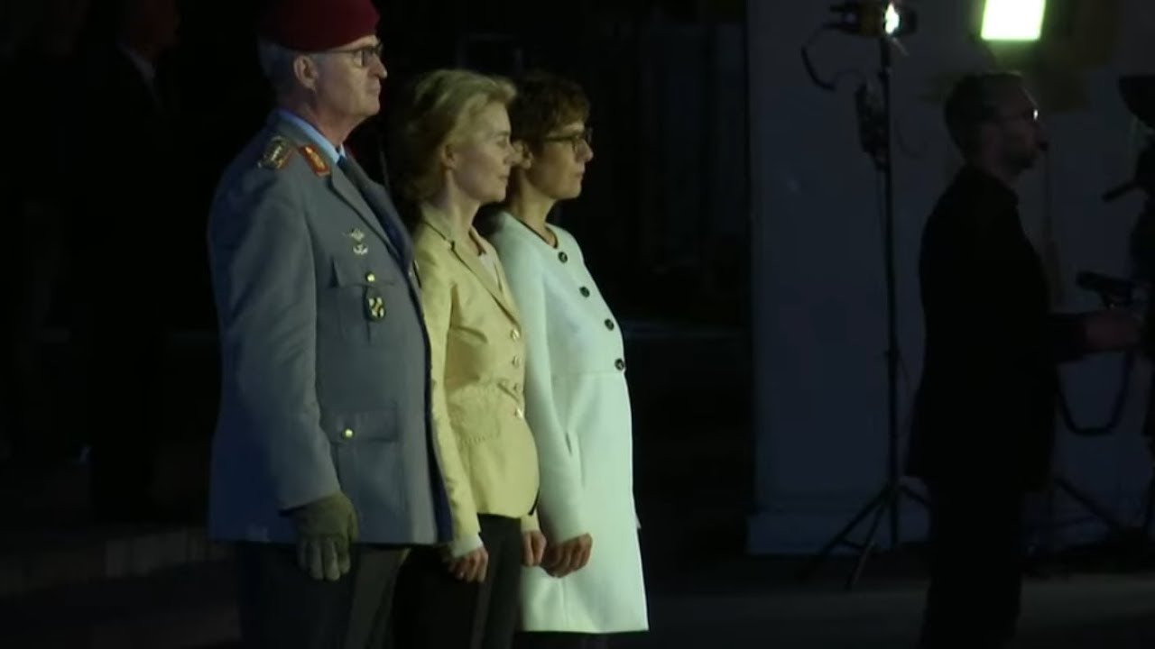 ABSCHIED: Großer Zapfenstreich für Ursula von der Leyen
