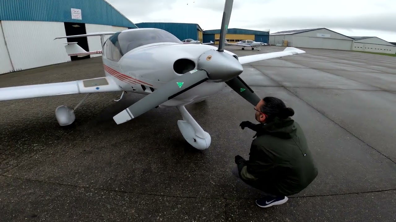 Pre-Flight check of a Diamond DA40 D