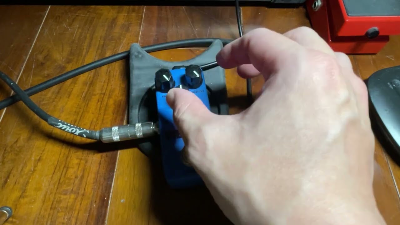 Kokko FVB2 Vibrato Pedal  (Suck !!! but good if you like a suck pedal :p )