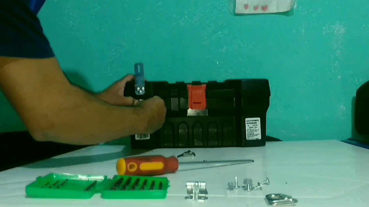 RESTAURACICLANDO CON VIC (REPARANDO CAJA DE PLÁSTICO PARA HERRAMIENTAS)