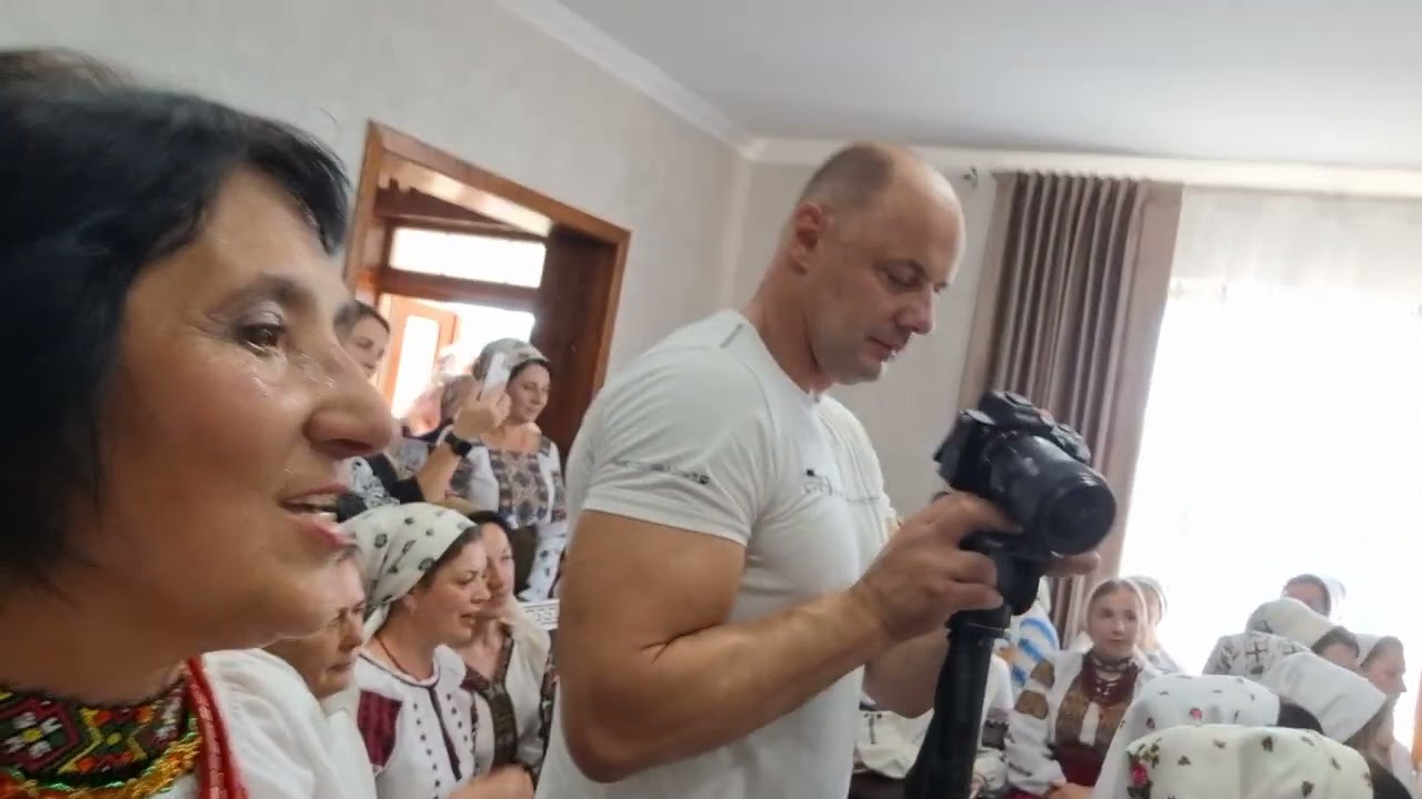 Послухайте, як на весіллі співають українську пісню жіночки- молодички...