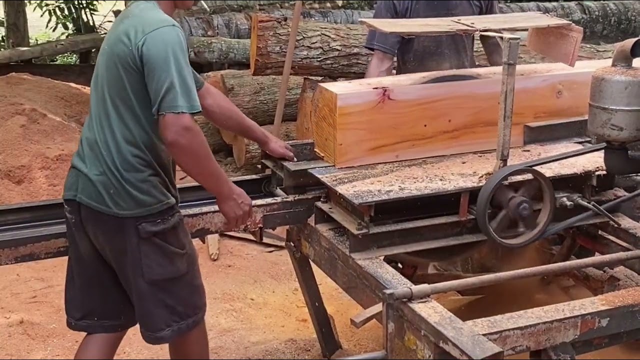 Menajubkan pembelahan kayu mahoni menggunakan mesin serkel rakitan ‼️#mahoganywood  #sawblade #wood 