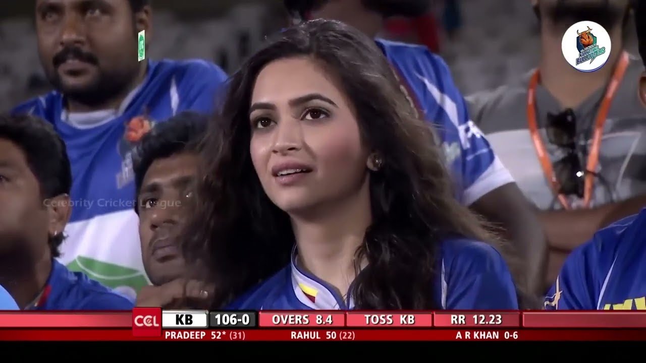 Karnataka Bulldozers Score Huge Sixes and Fours Against Bhojpuri Dabangs. Kriti Kharbanda Cheering.