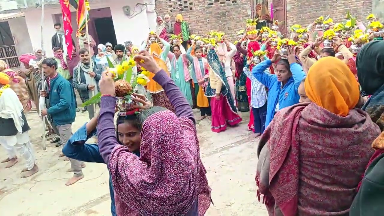 बंबोली गांव में कलश यात्रा निकालते हुए रॉयल डीजे साउंड बामनगांव