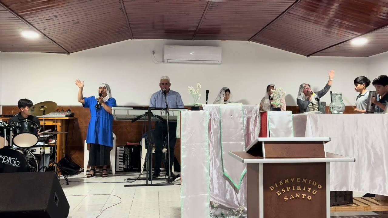 Nuestro hermano Brandon alabando al Señor con la congregación. Alabanza: Levántate Señor.