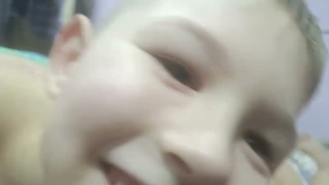 Аарон Адриан играет с мамой 