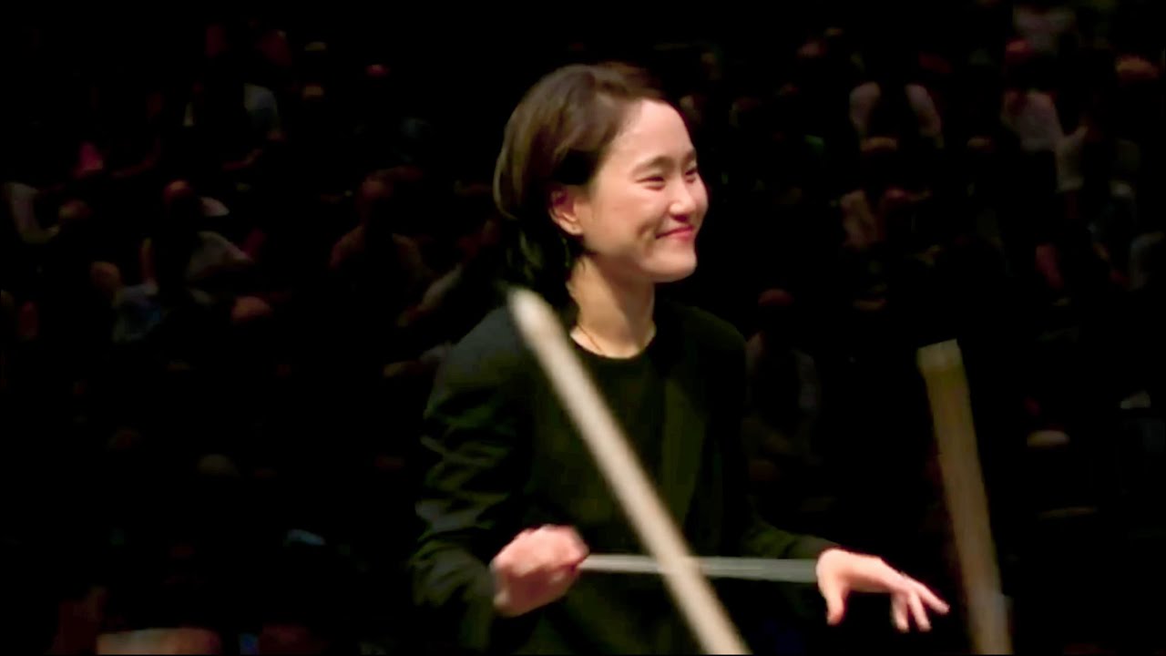 Han-Na Chang conducts Tchaikovsky 5 (2014)