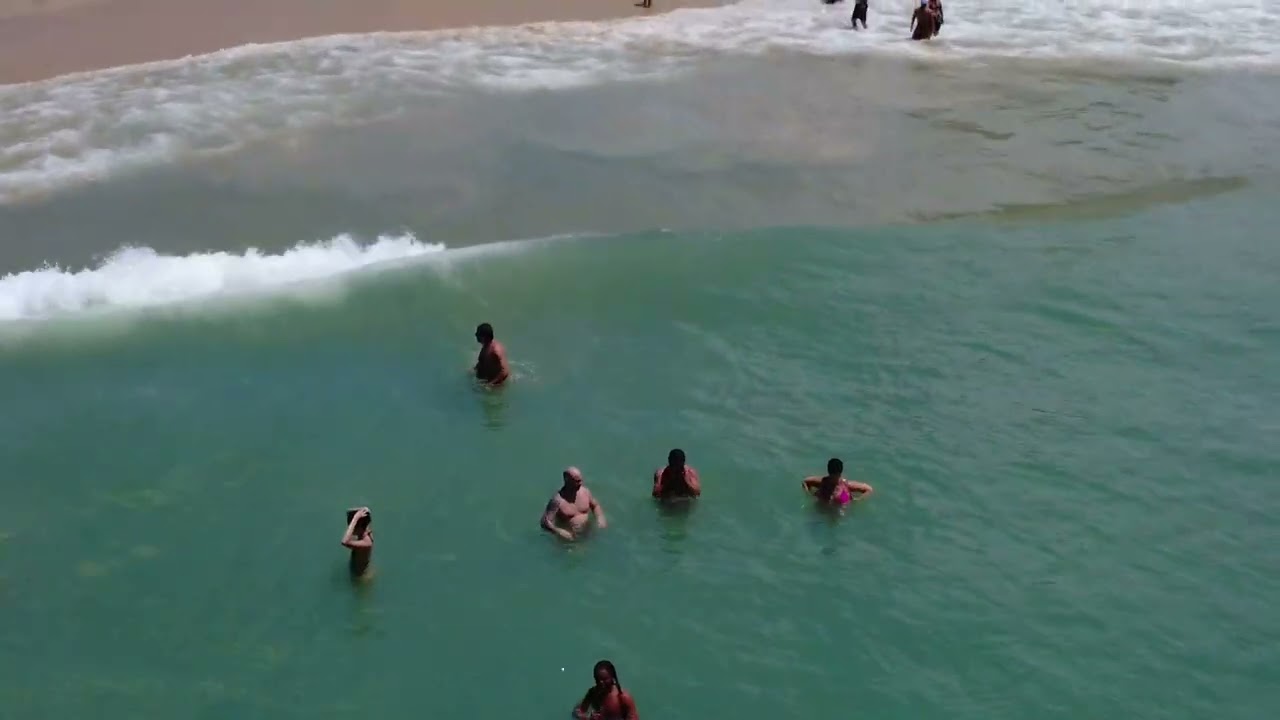 ÁGUAS CALMAS E CRISTALINAS DA PRAIA DOS CRUSH ATRAI MORADORES E TURISTAS 