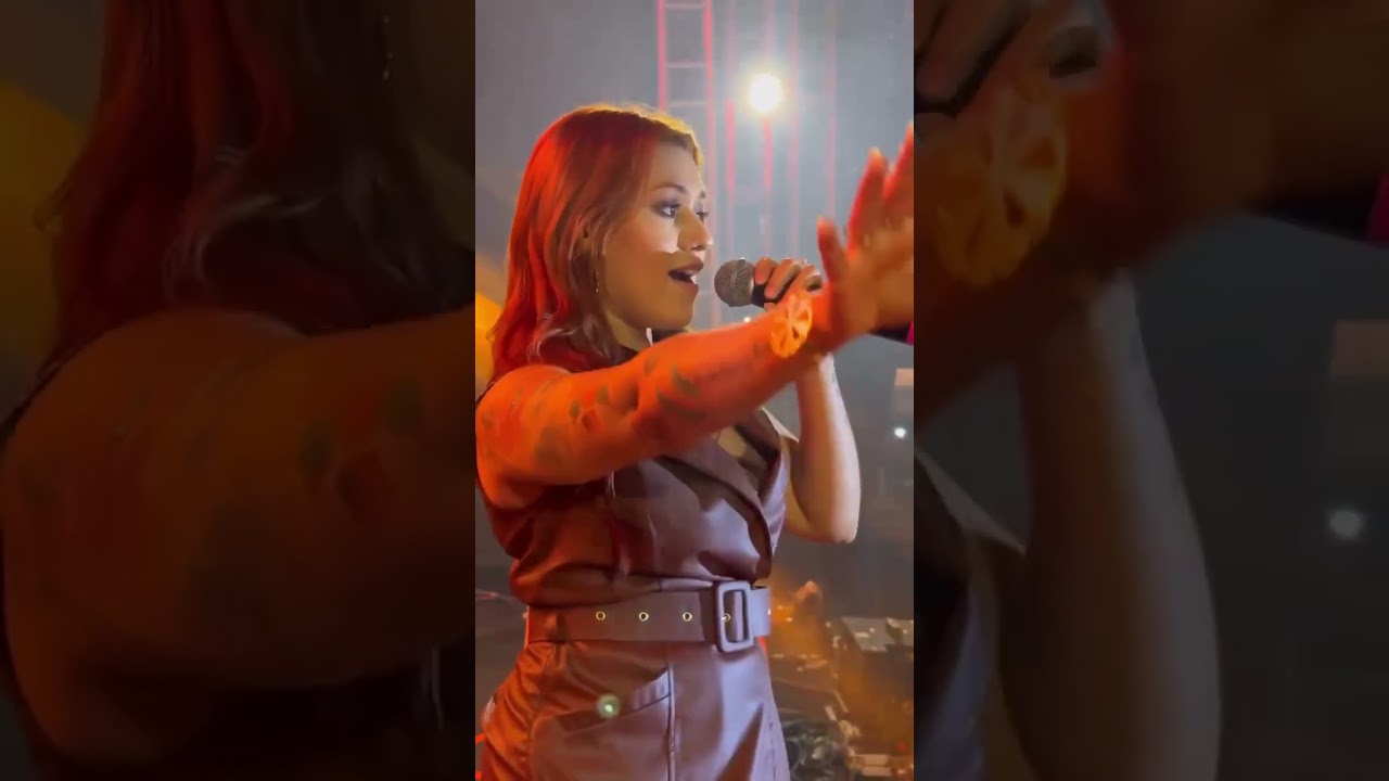 Grazi Siqueira Moleca 100 Vergonha Cantando Como Uma Deusa Ao Vivo