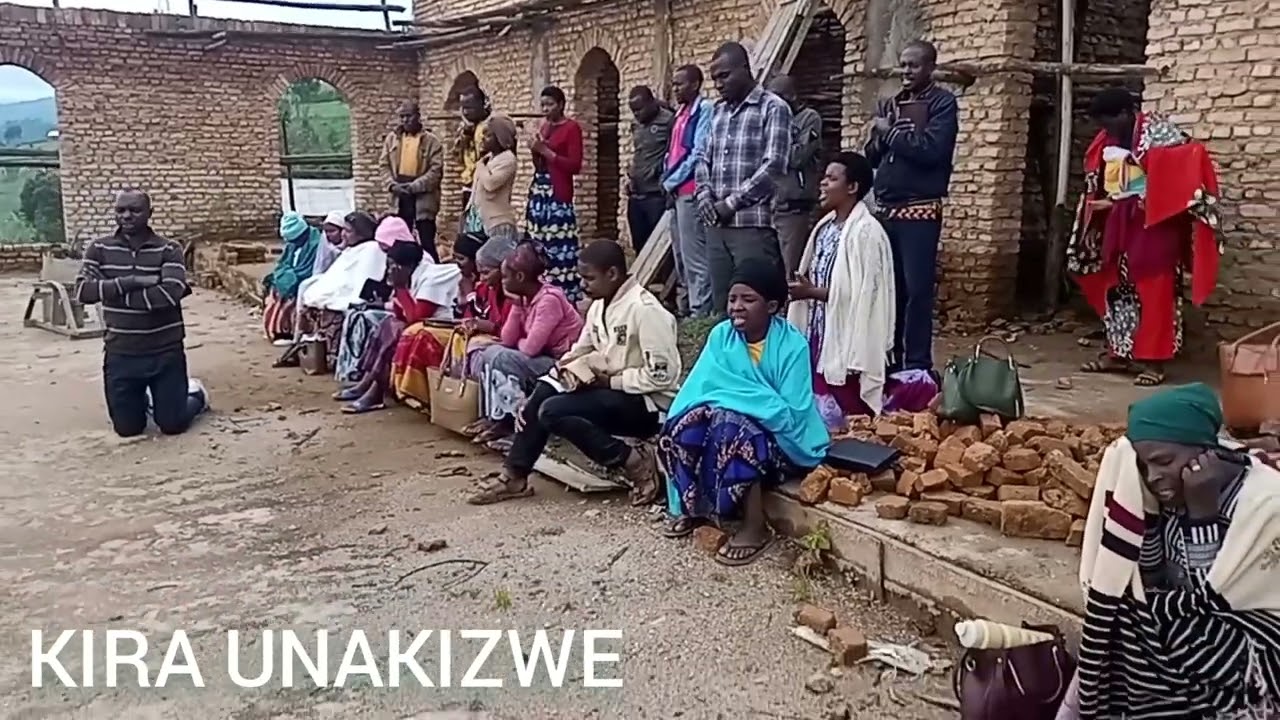 ABASHAKUMUKIZA CHOIR 👉 DORE AGAHINDA BARI BAFITE MBERE YUKO BASAKARIRWA URUSENGERO (Kabyaza)