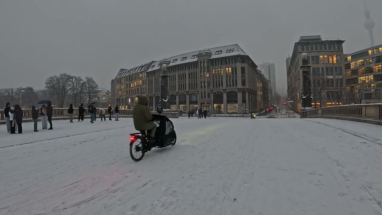 Leute werfen Schneebälle lachen....heut ist die Welt in Ordnung...